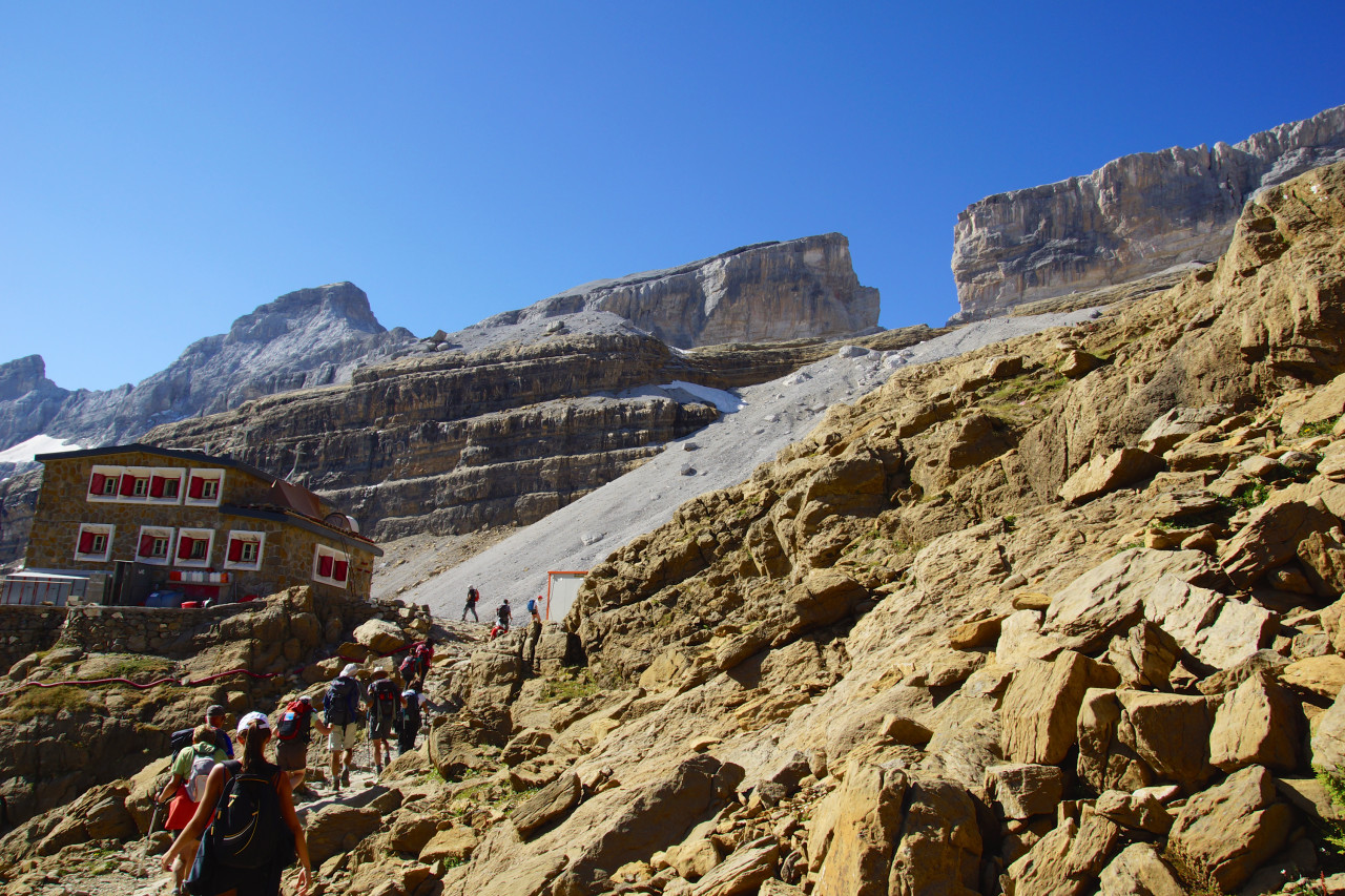 breche de roland pyrenees refuge