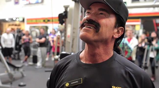 Arnold travaille au Golds Gym