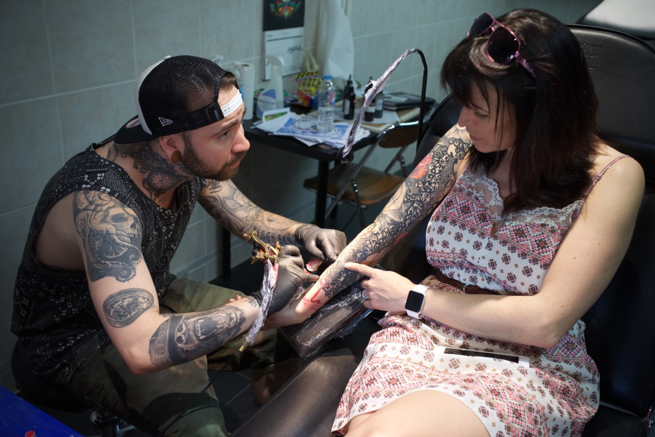 Tatouage en slow-motion et suppression au laser