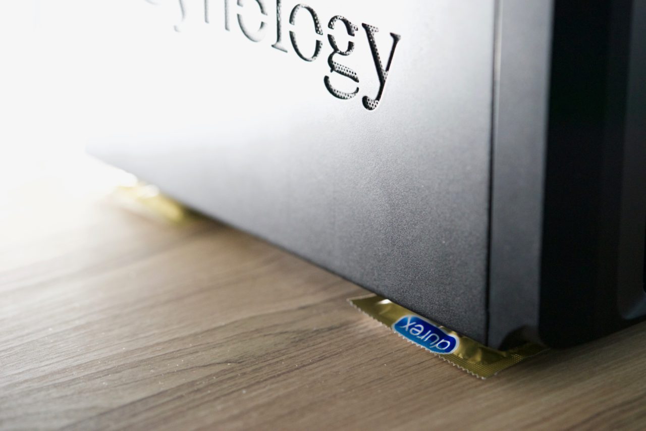 Supprimer les vibrations de votre NAS Synology avec des préservatifs