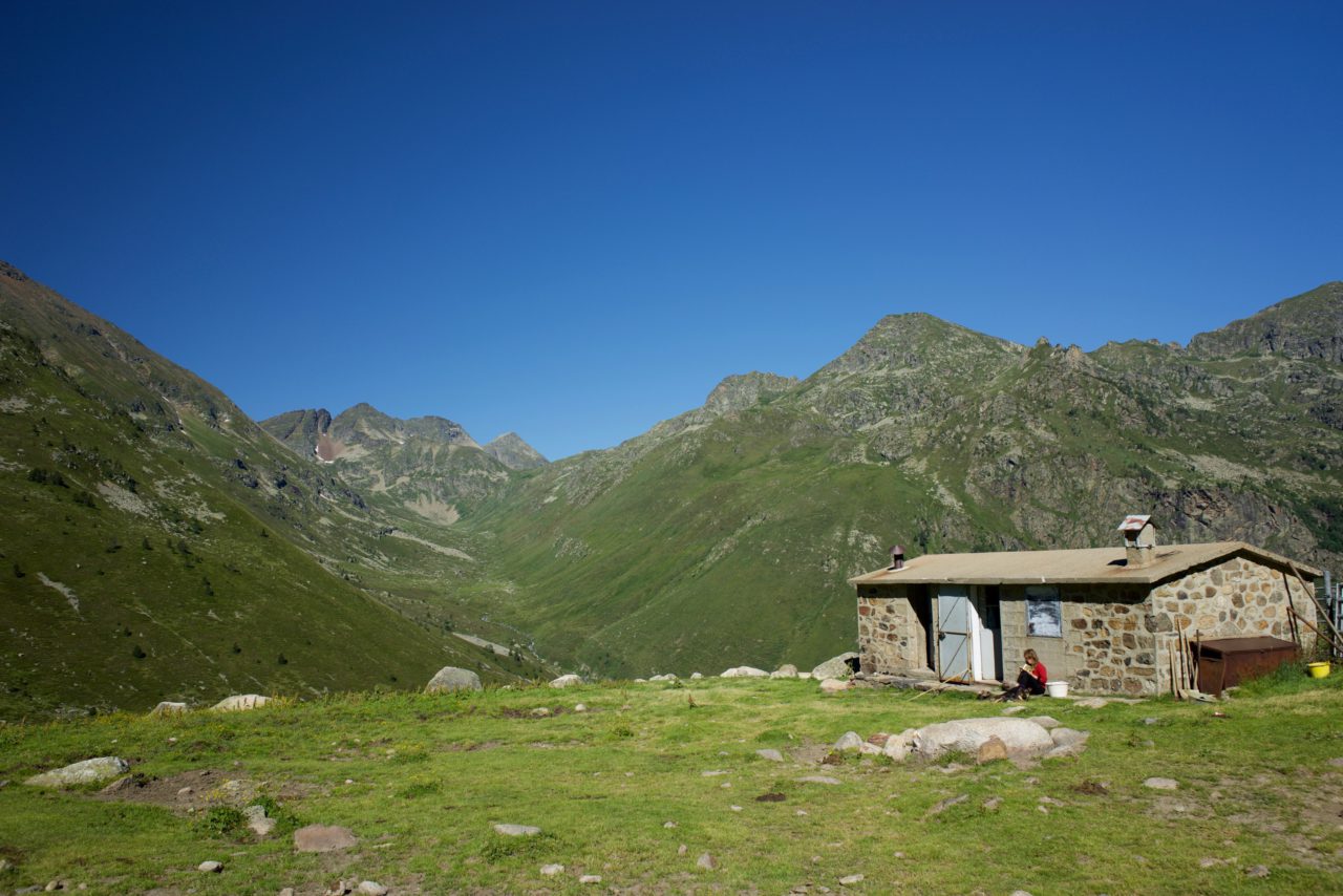 maison livre lecture montagne refuge