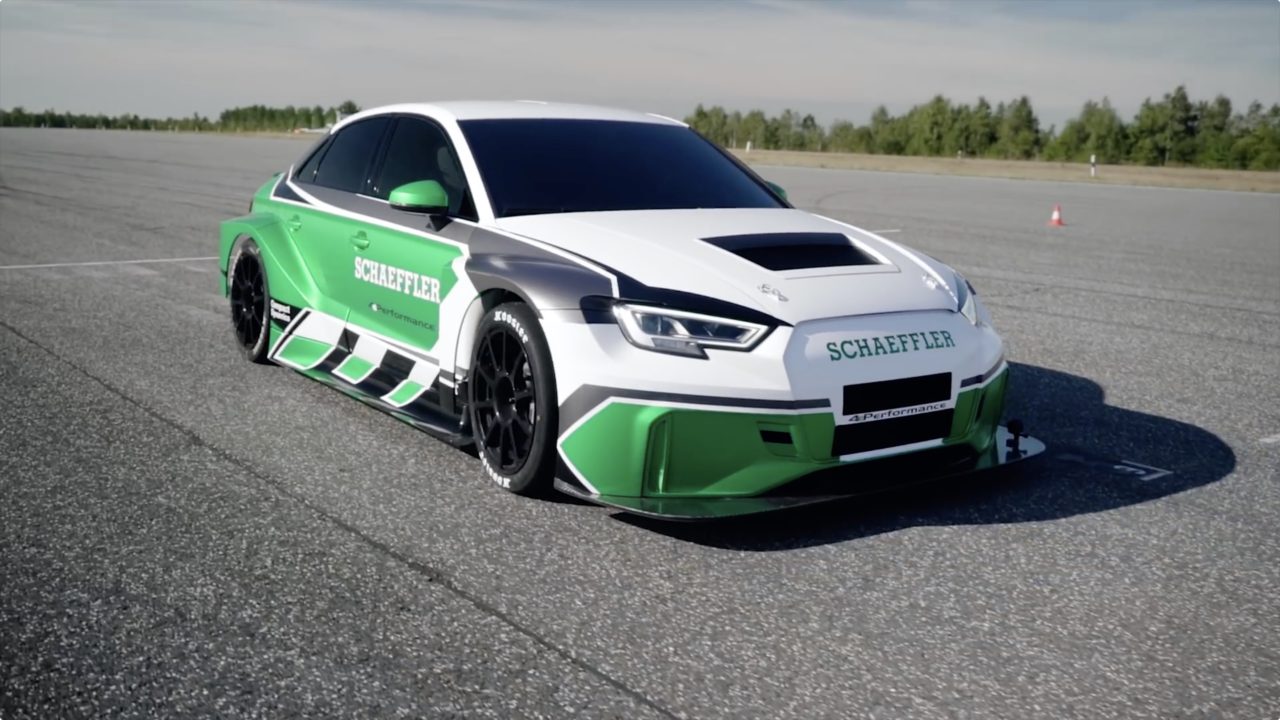 Record du monde de vitesse en marche arrière : 210 km/h