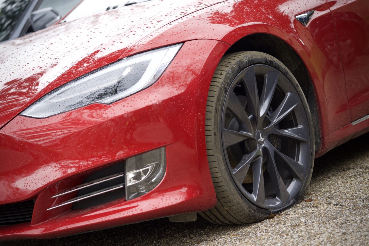 tesla model s pneu creve