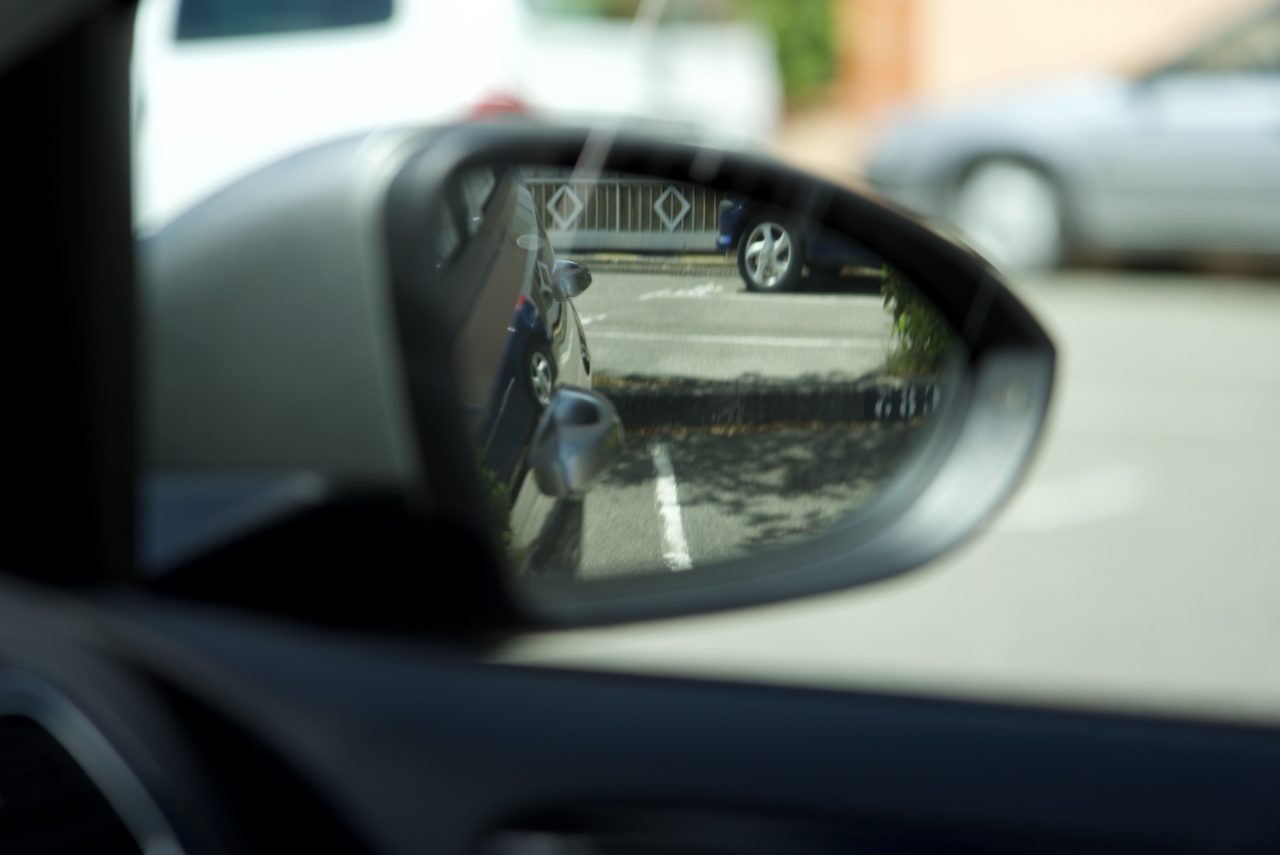 Volkswagen - Comment baisser le rétroviseur passager lors d'une marche arrière ?