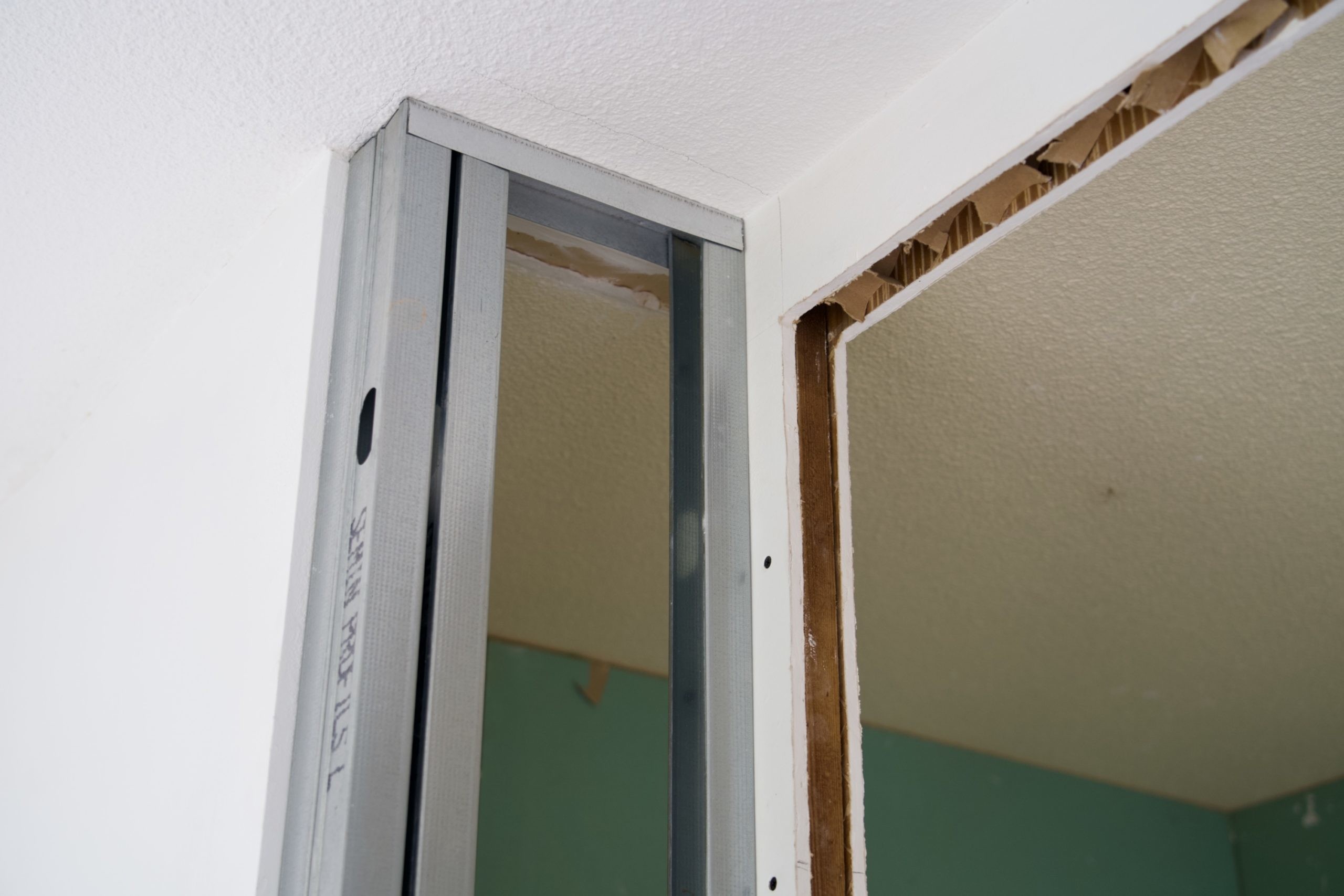 Comment installer des étagères sur un mur en placo