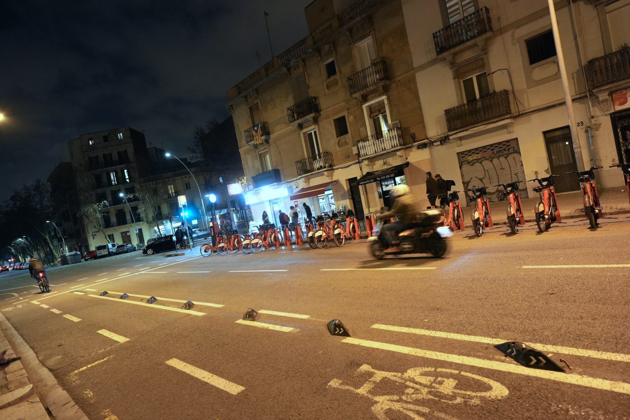 rue barcelone nuit sony alpha 7 mark 4