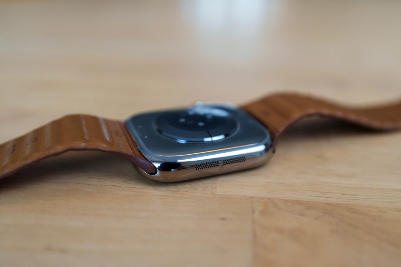 Le haut-parleur de l'Apple Watch Series 10 permet de jouer de la musique sans connecter des enceintes ou écouteurs