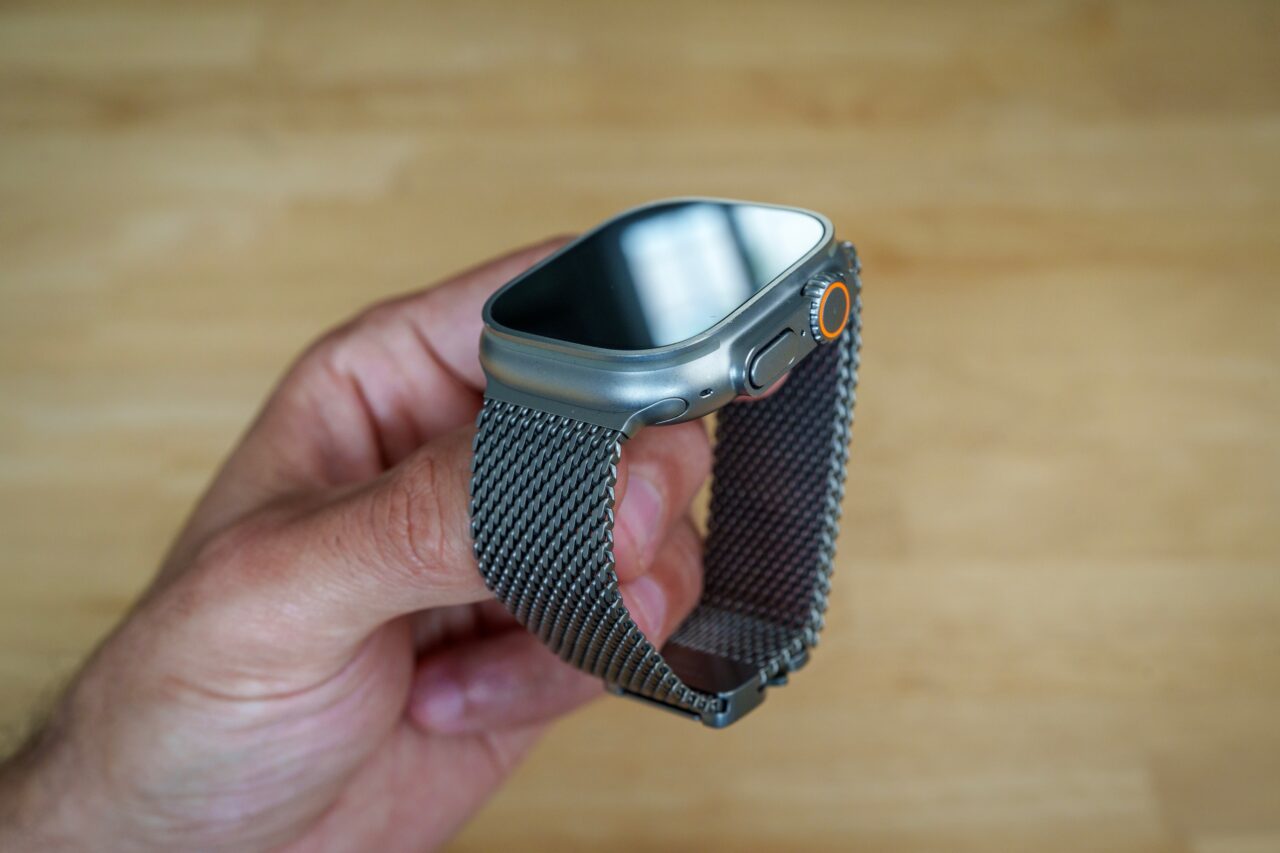 L'ajustement du bracelet milanais sur l'Apple Watch Ultra est parfait