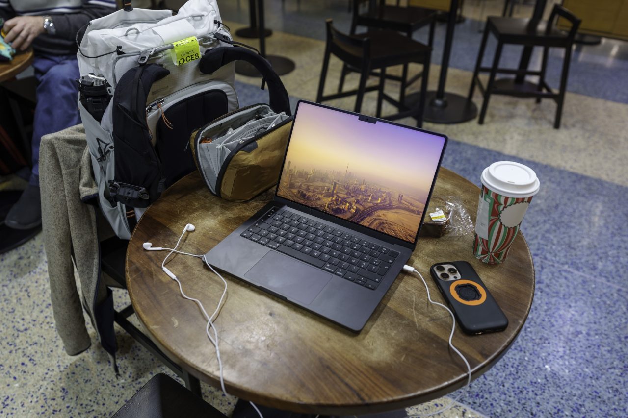 lokan macbook pro aeroport starbucks