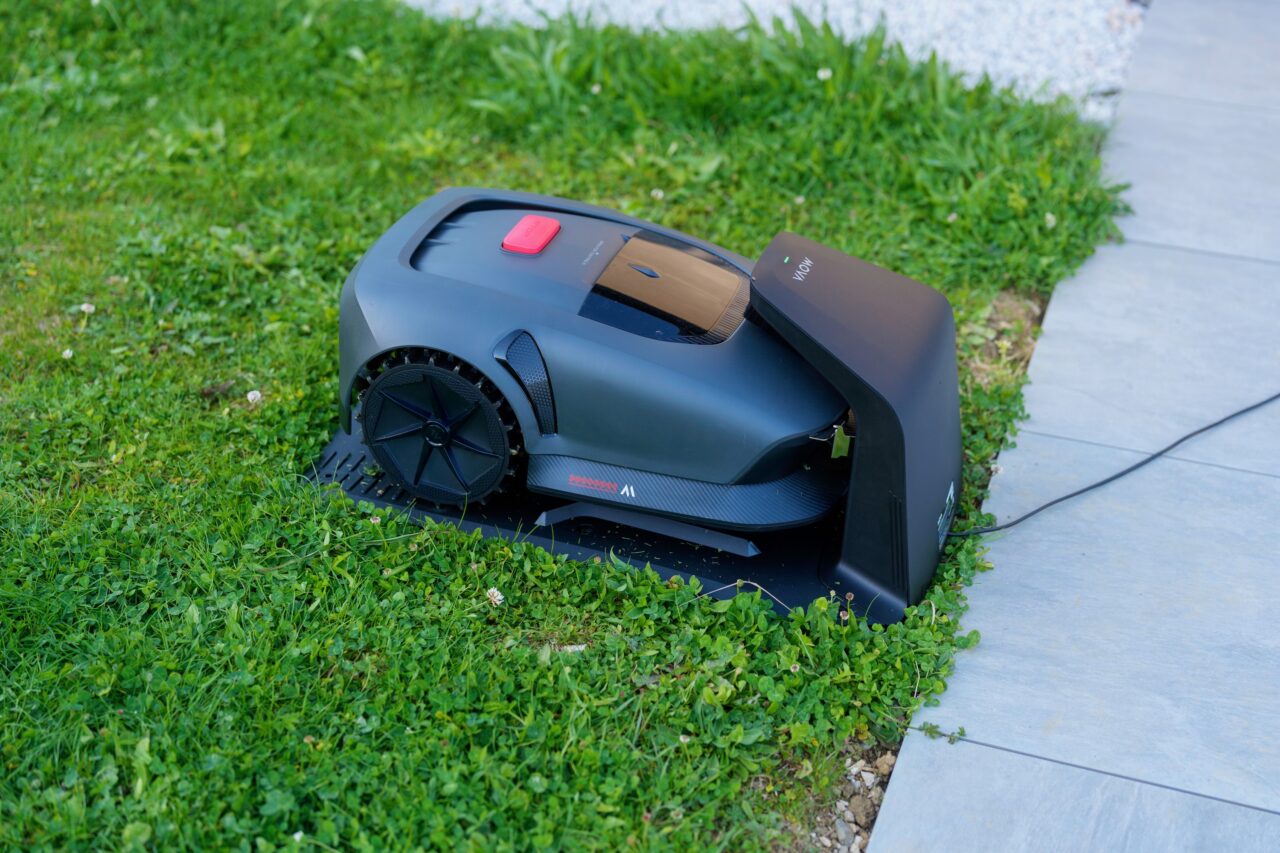 station accueil charge robot tondeuse