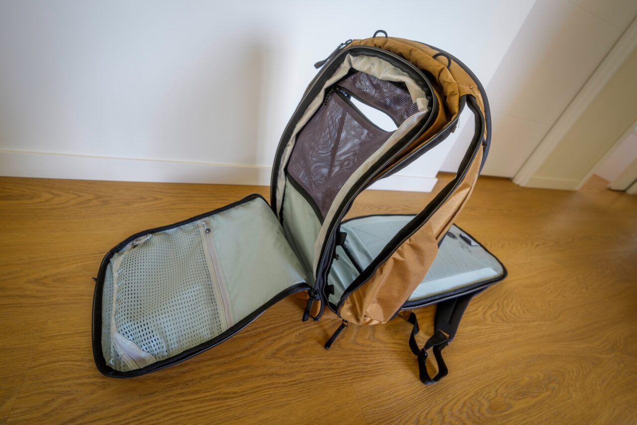 travel backpack ouvertures
