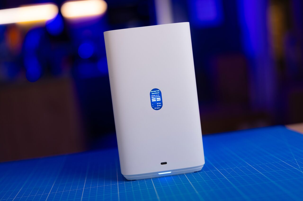 UNAS 4 ecran affichage NAS POE