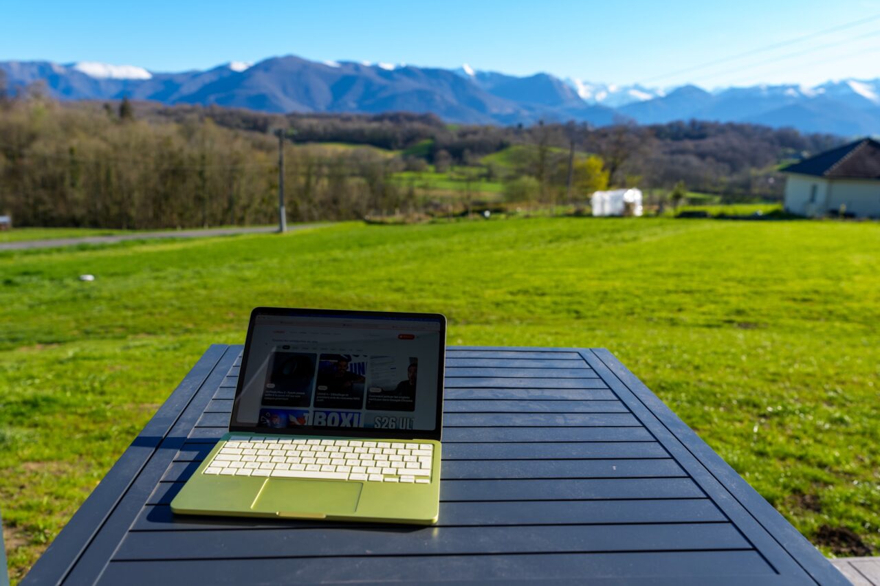 luminosite ecran macbook neo soleil