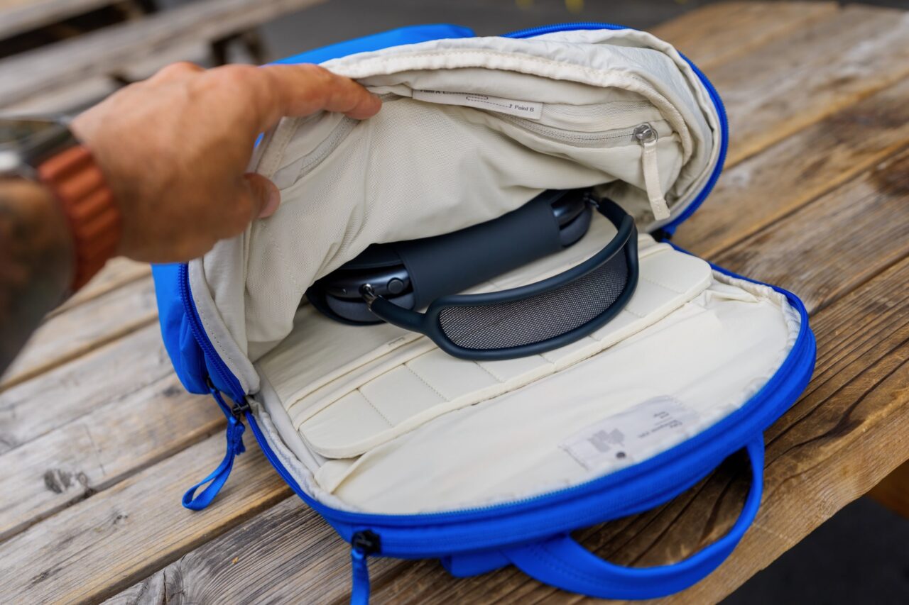 city line 22L airpods max mesh AirPods Max rangés dans la grande poche intérieure en filet du Peak Design City Backpack 22L