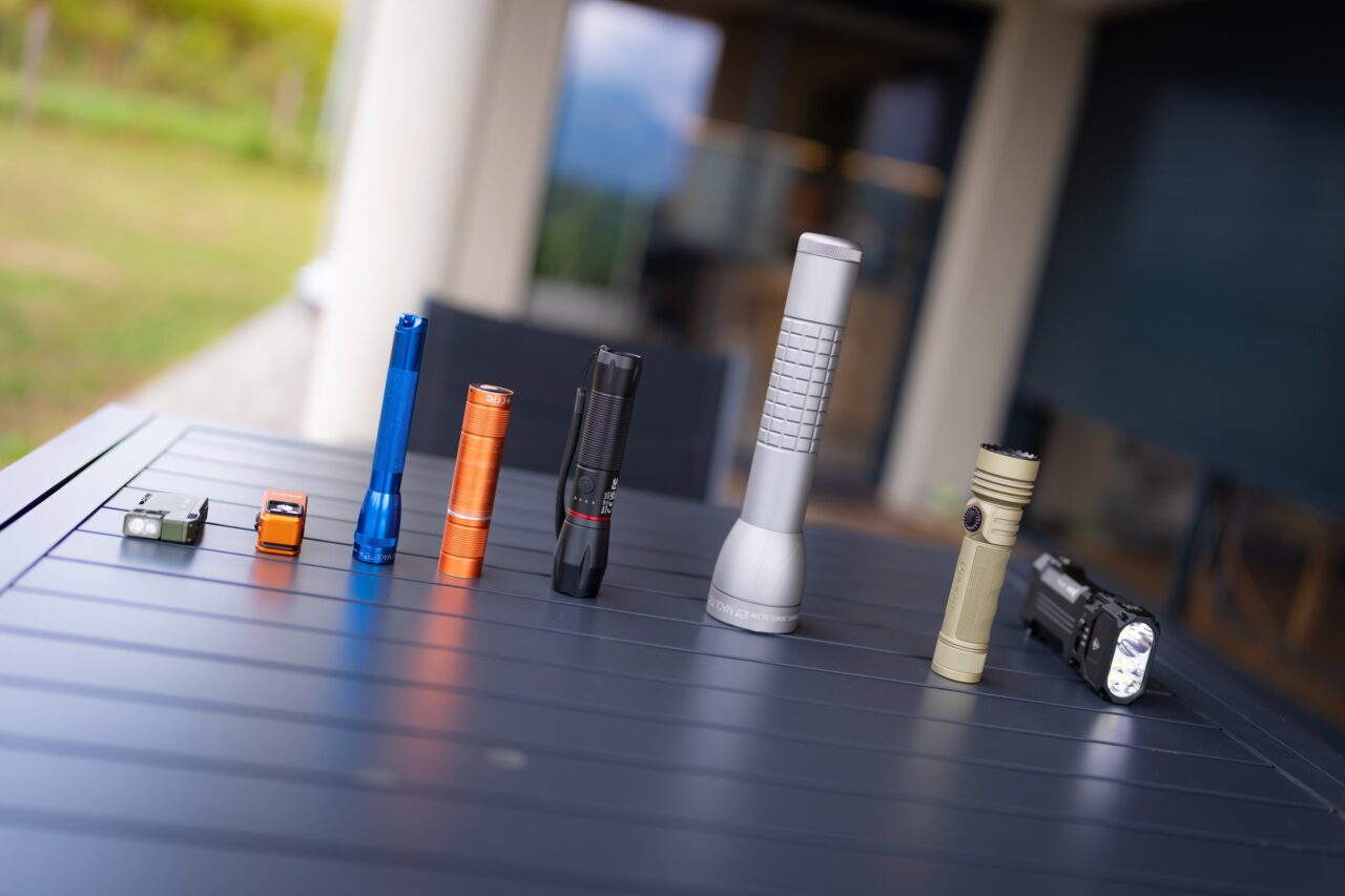 comparatif lampe torche La collection de lampes torches de lokan, posées sur une table, prêtes à être testées