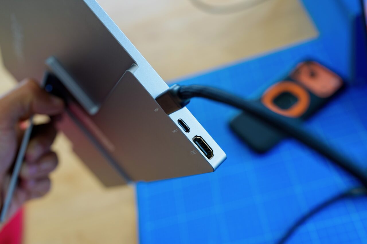 Les trois ports de l'écran de 15 pouces (deux USB-C et un HDMI)