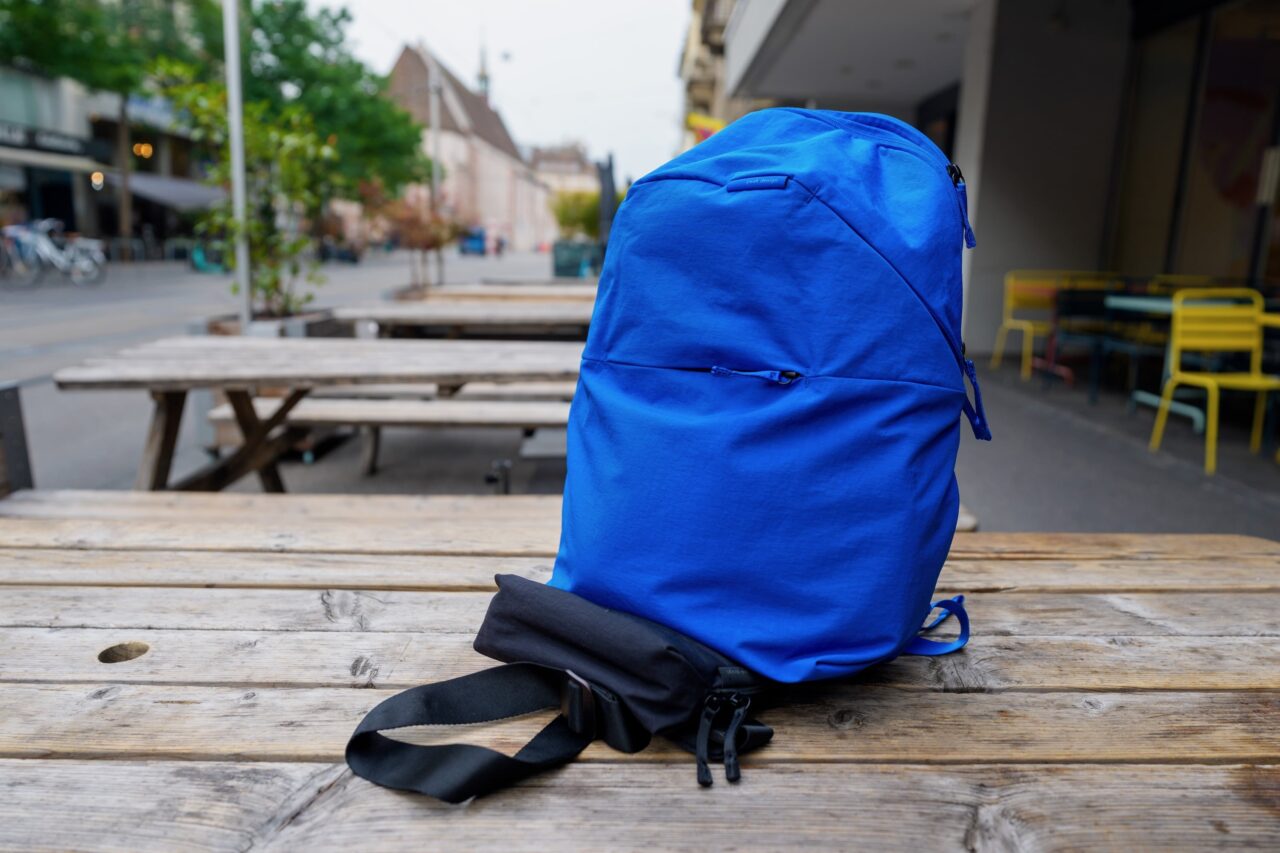 hack tournage city sling Peak Design City Backpack 22L Lapis posé avec la City Sling 2L noire