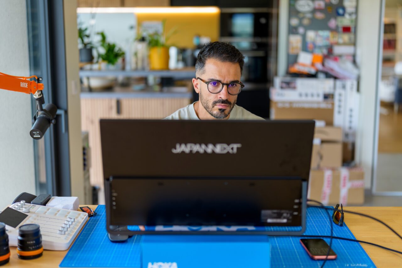 lokan devant un ecran japannext de 24 pouces posés sur une boite à chaussures