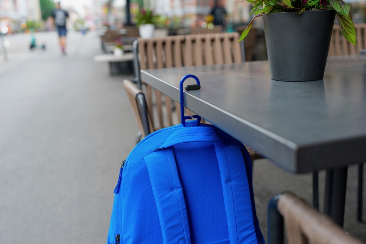 peak design city backpack crochet Crochet BagLev du Peak Design City Backpack 22L suspendu à une table métallique