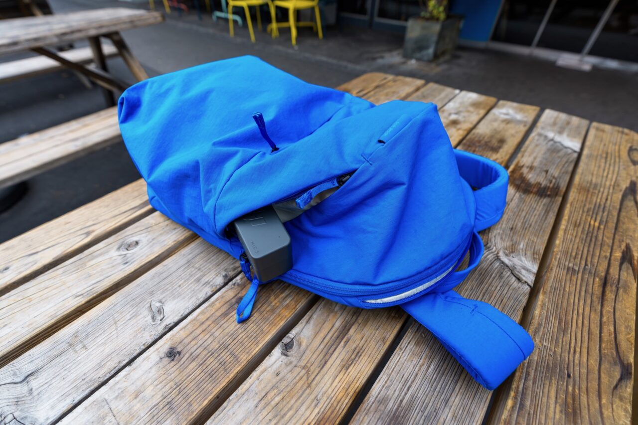 peak design city line backpack poche laterale DJI Mic 3 rangé dans une poche latérale du Peak Design City Backpack 22L