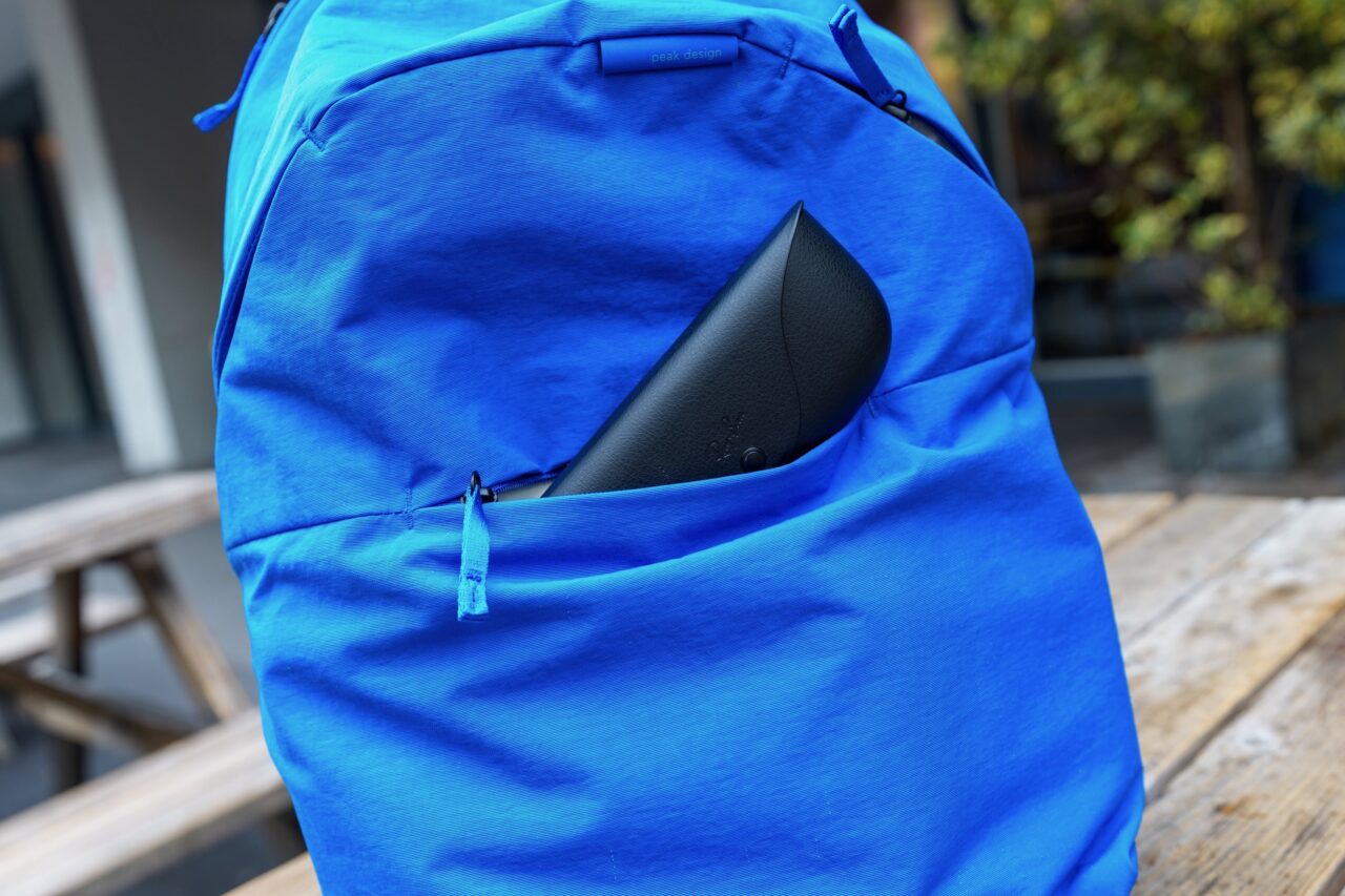 peak design city line poche avant lunettes Étui de lunettes rangé dans la poche avant du Peak Design City Backpack 22L Lapis
