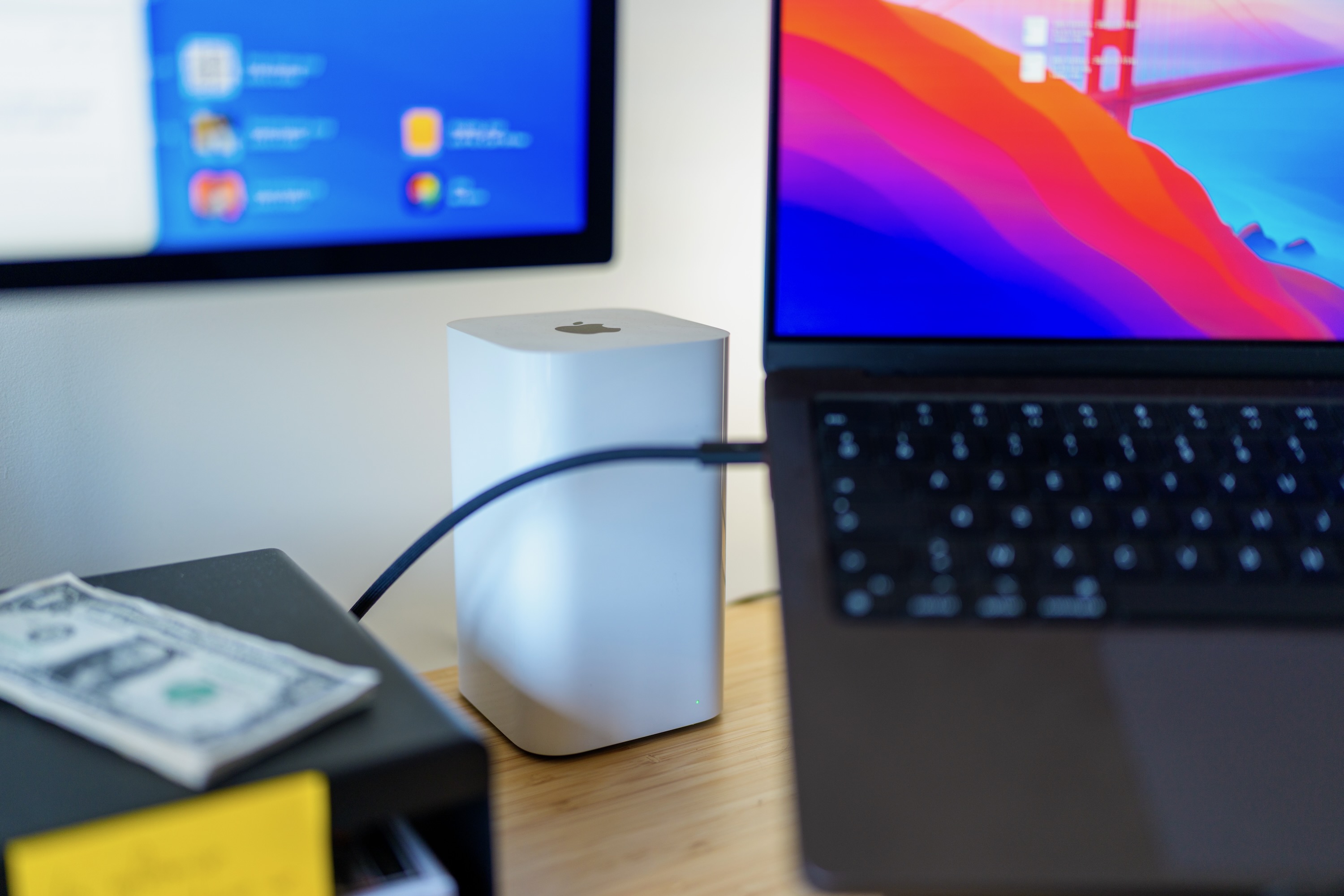 Ma Time Capsule sur le bureau à côté du MacBook Pro