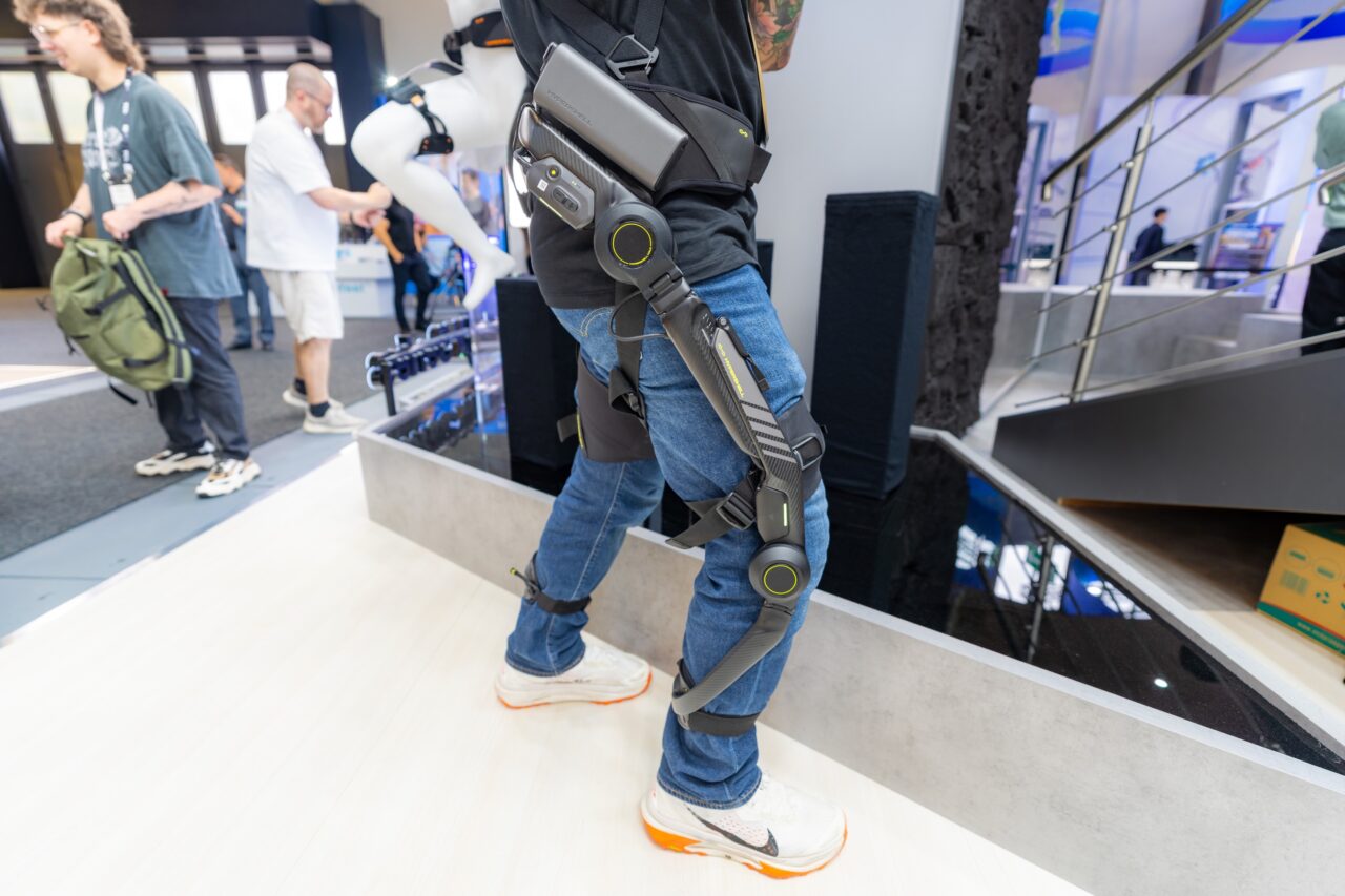 Hypershell halo ifa 2026 Exosquelette Hypershell Halo fixé aux hanches et aux jambes pendant un essai sur le stand.