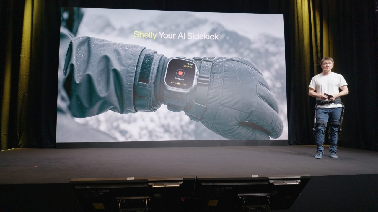 Présentation de Shelly sur scène, avec une Apple Watch affichant l’interface vocale Ask Shelly