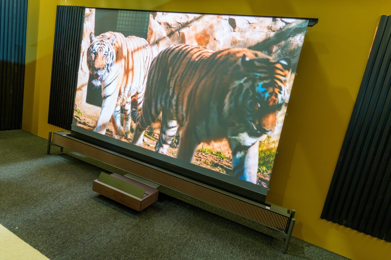 Démonstration du XGIMI Aura 3 Max à l’IFA, avec deux tigres projetés sur la toile déployée