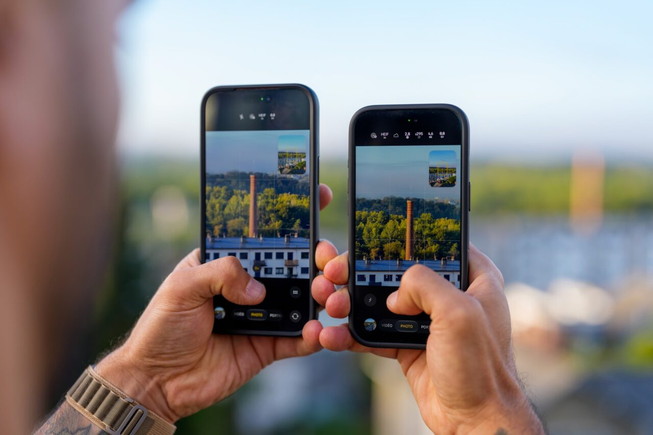Deux iPhone cadrent la même scène ; celui de droite affiche les commandes Pro de l'app Caméra