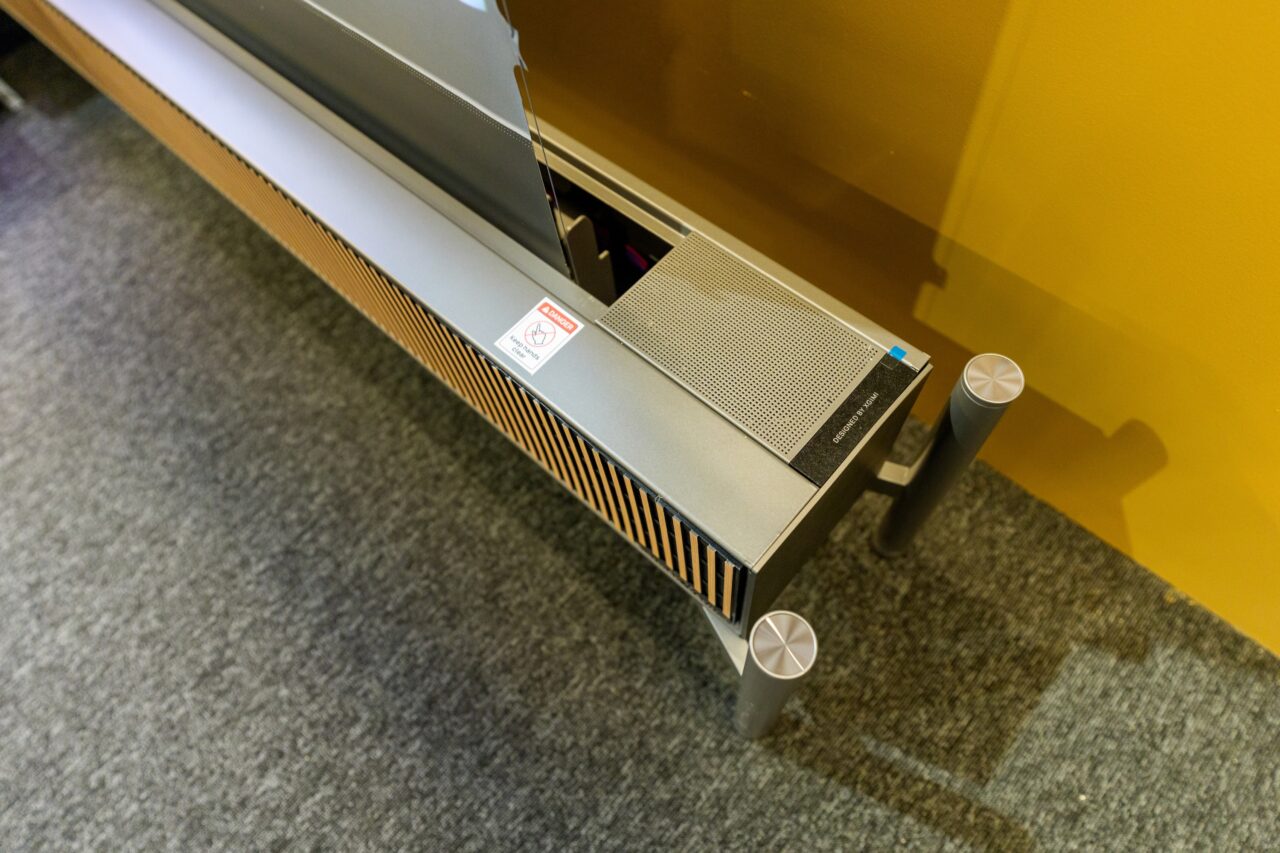 Grille supérieure de la barre de son XGIMI et ouverture par laquelle sort la toile escamotable