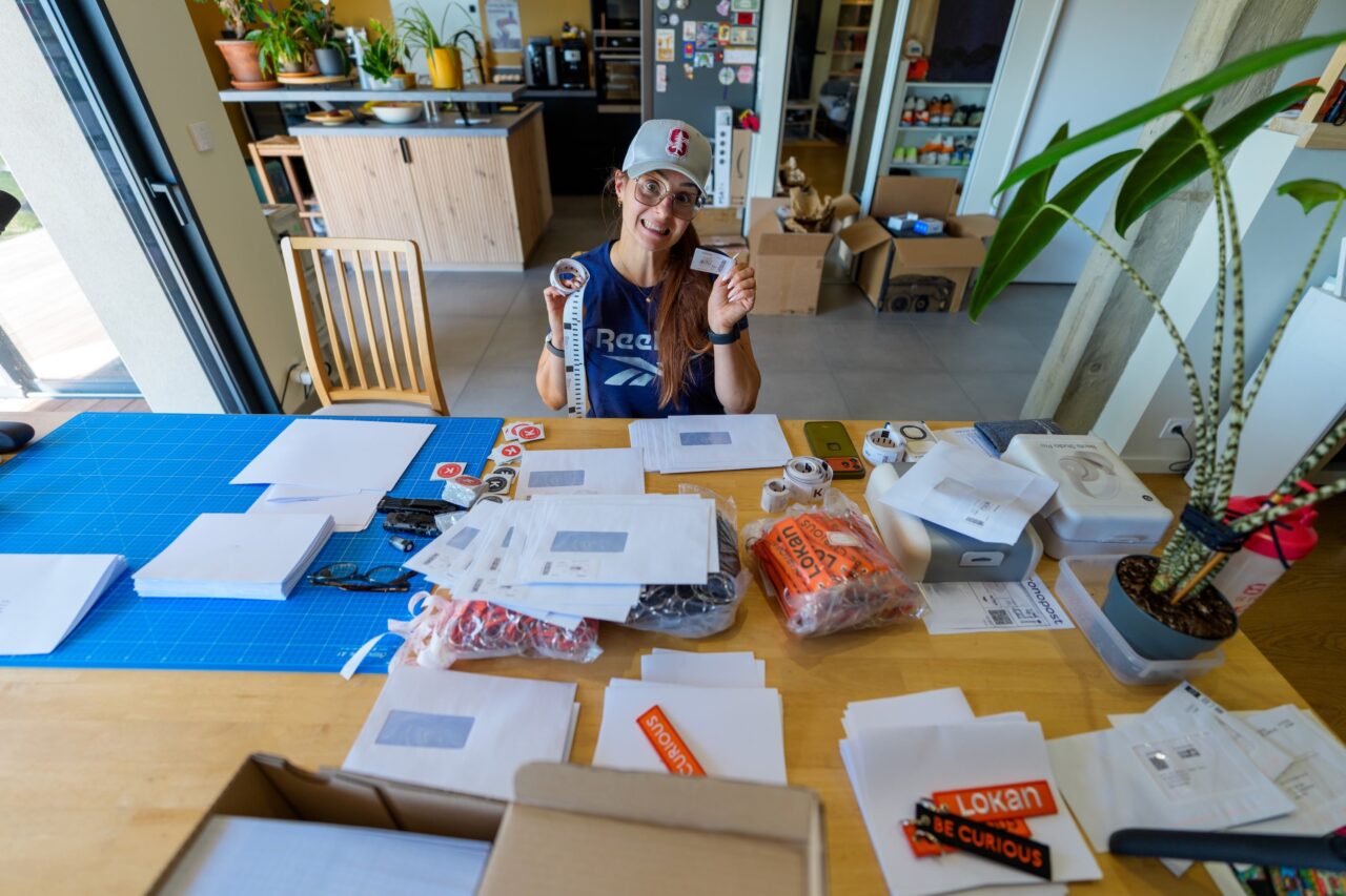 Manon prépare les enveloppes et les étiquettes des commandes de flammes LOKAN.