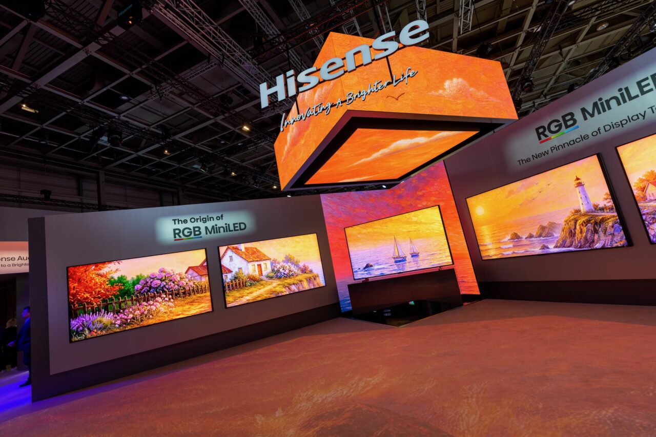 hisense IFA berlin 2026 Stand Hisense à l'IFA 2026 avec plusieurs téléviseurs RGB MiniLED affichant des paysages colorés.