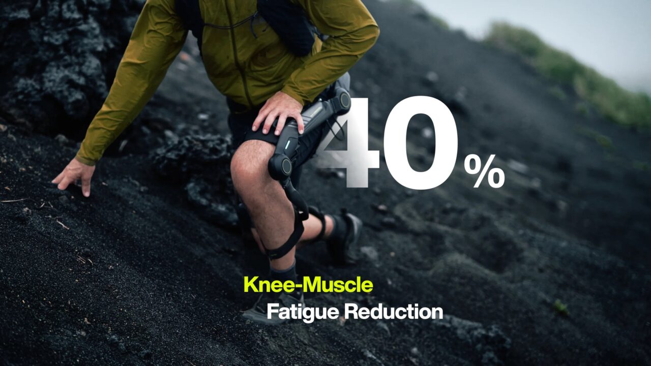 Randonneur équipé du Halo sur un terrain rocheux, avec l’annonce de 40 % de réduction de fatigue musculaire autour du genou