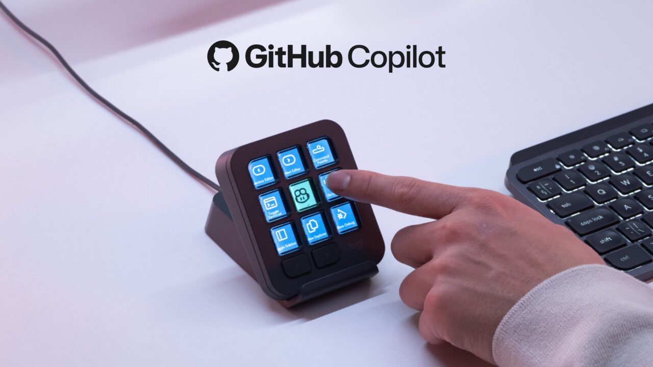 Main utilisant le Logitech MX Keypad graphite avec GitHub Copilot