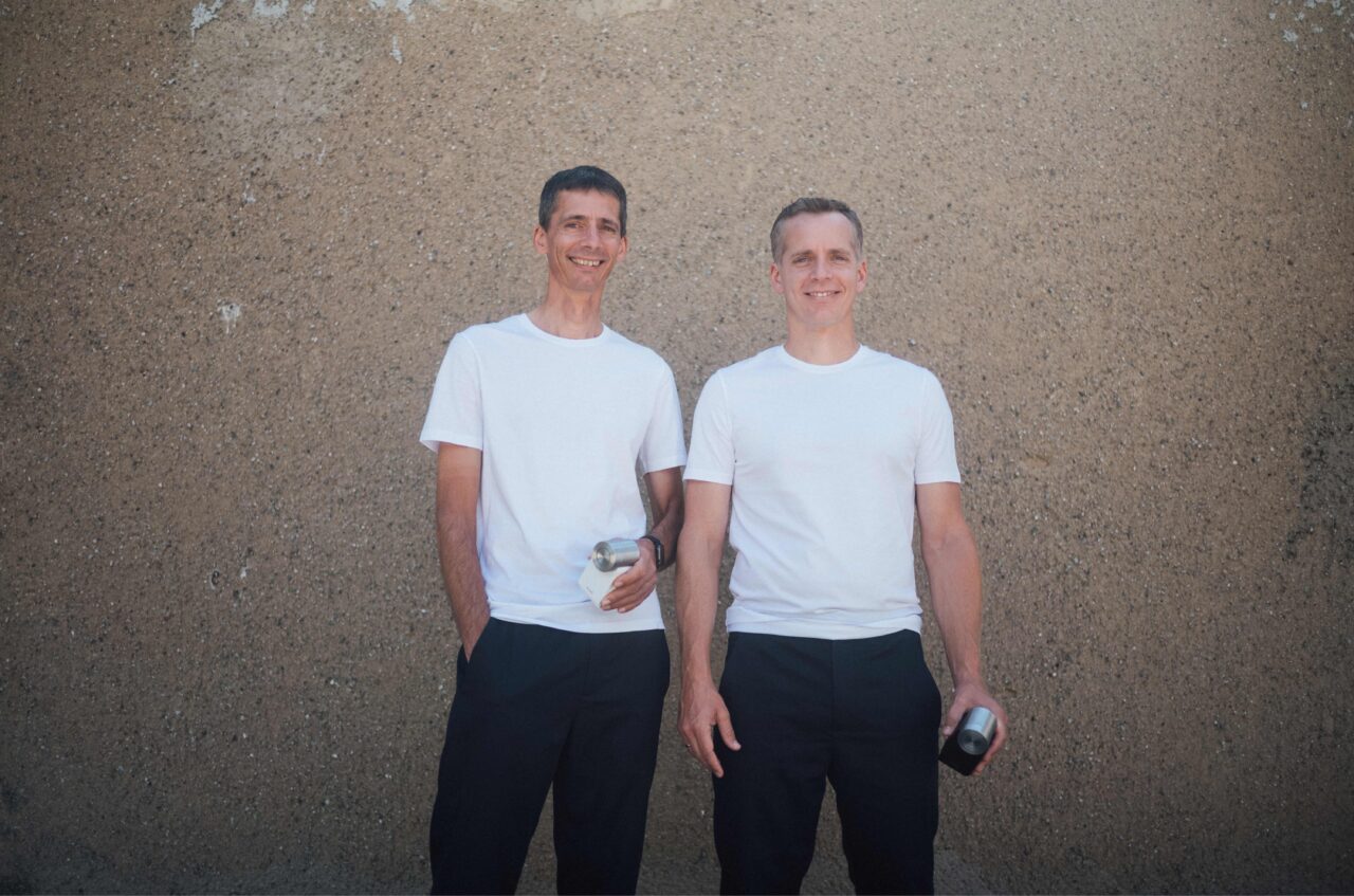 nuki freres fondateurs Jürgen et Martin Pansy tenant des serrures Nuki devant un mur en béton