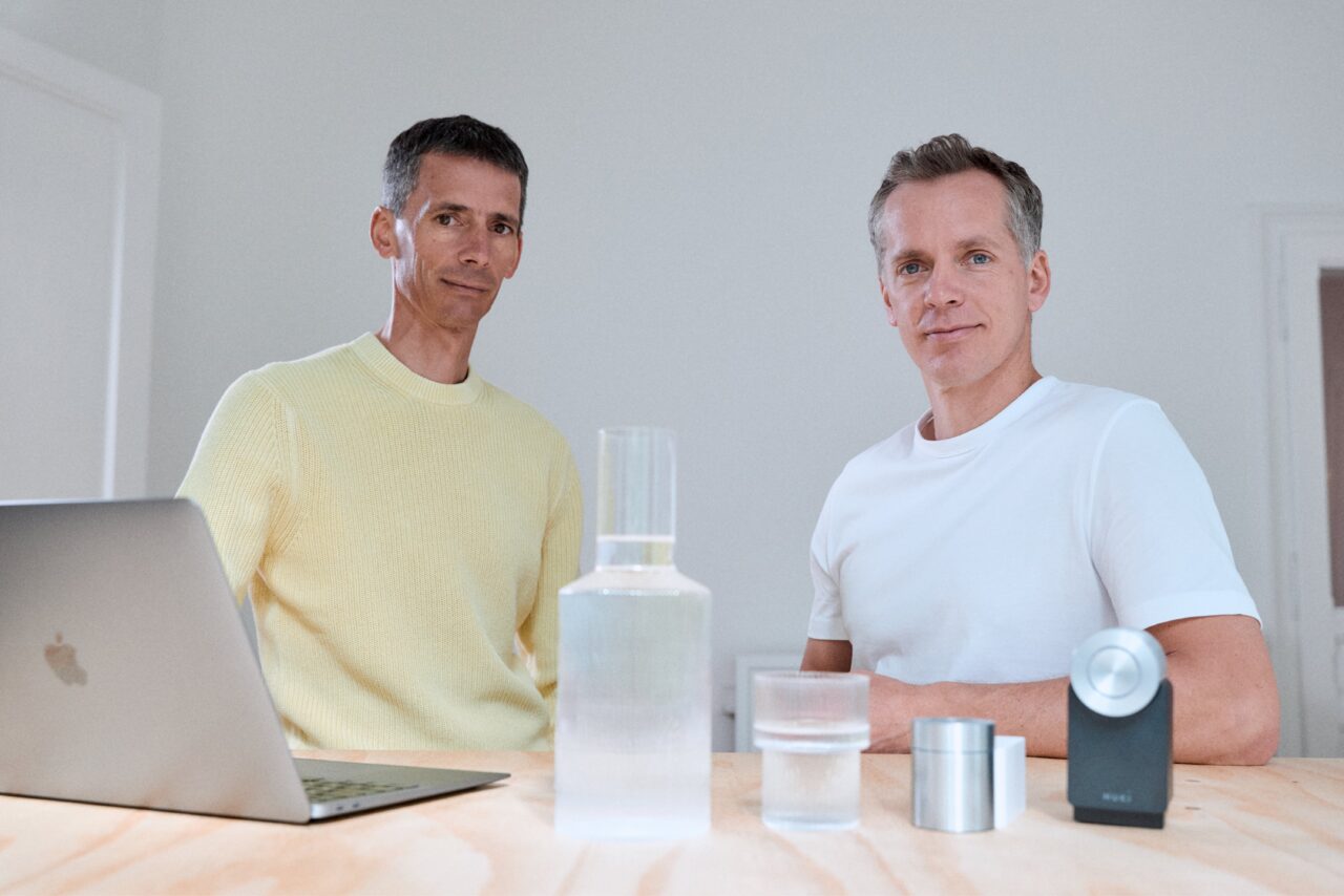 nuki martin jurgen Jürgen et Martin Pansy assis devant un ordinateur et plusieurs serrures Nuki