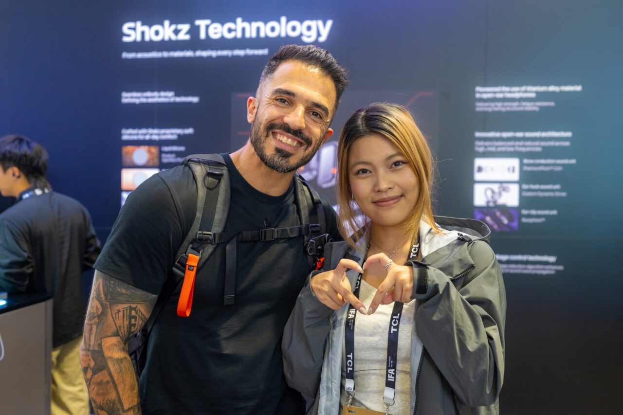 shokz ifa 2026 lokan LoKan pose aux côtés d'une femme formant un cœur avec ses mains sur le stand Shokz.