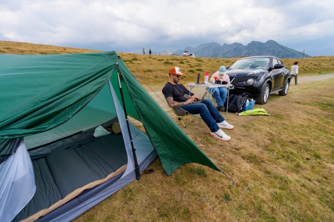 Matelas gonflables installés dans la tente à Hautacam