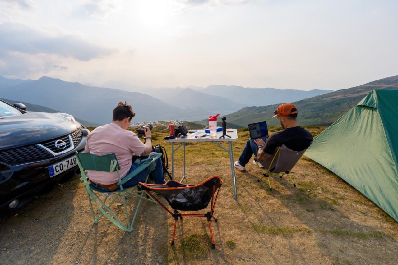 Travail nomade sur ordinateur devant les montagnes de Hautacam