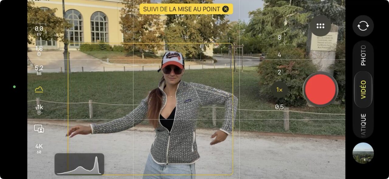 Manon entourée par le cadre jaune du suivi de la mise au point dans l'app Caméra