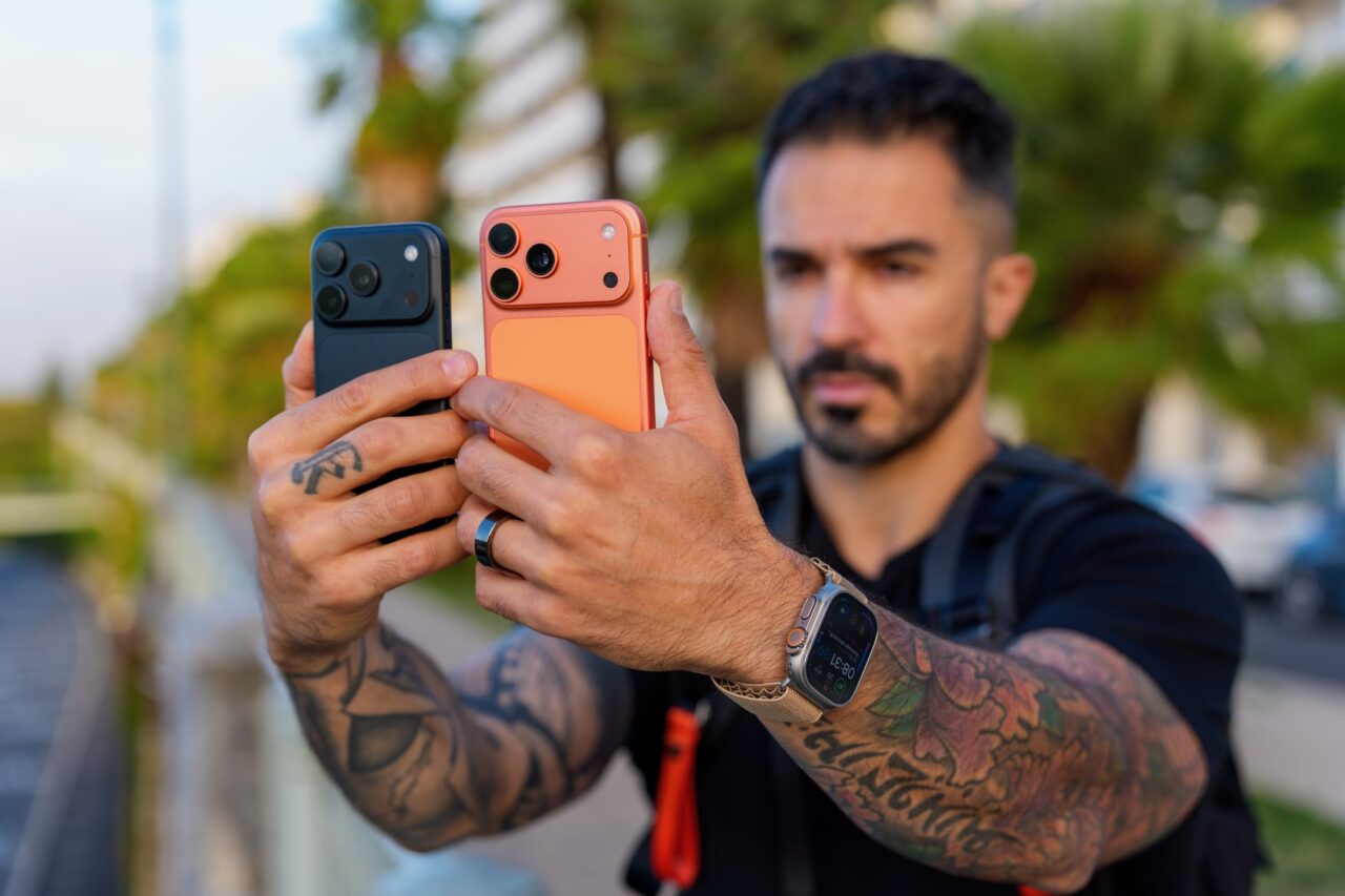 LoKan tient côte à côte un iPhone 18 Pro noir et un iPhone 17 Pro Max orange