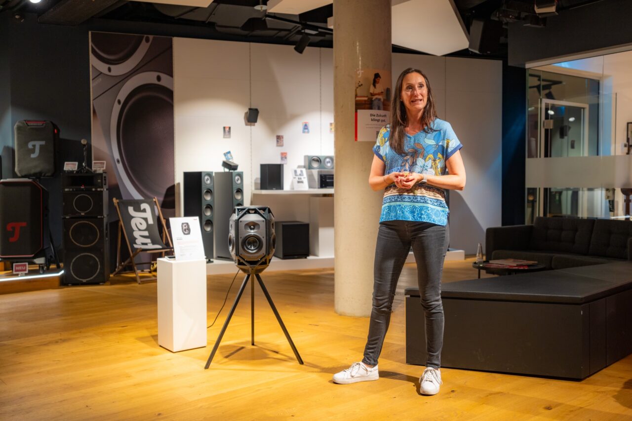 teufel presentation ikonio Présentation de l'enceinte Teufel IKONIO sur un trépied dans l'espace d'écoute de la marque.