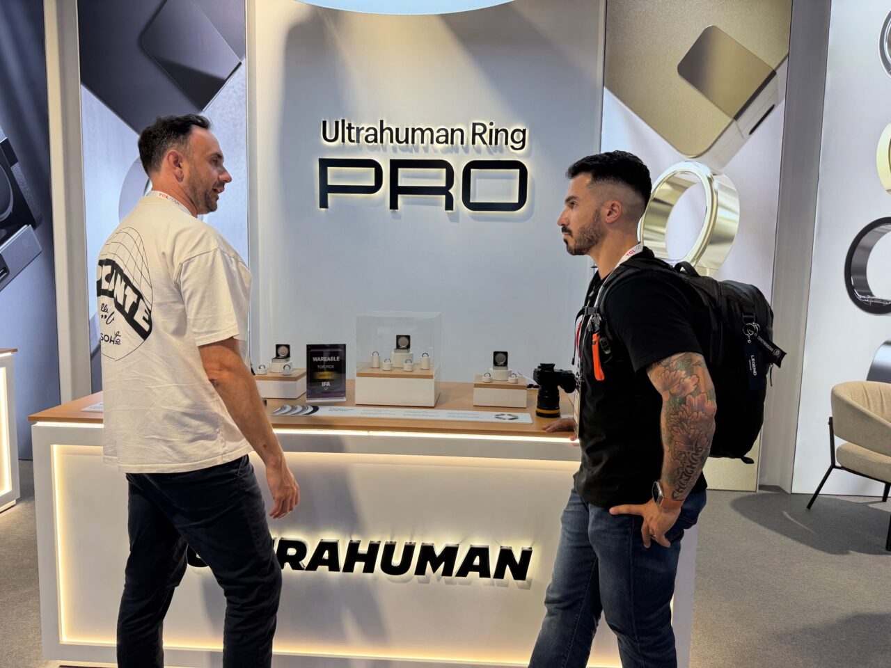 ultrahuman ring pro ifa 2026 LoKan échange avec un interlocuteur devant les bagues du stand Ultrahuman Ring PRO.