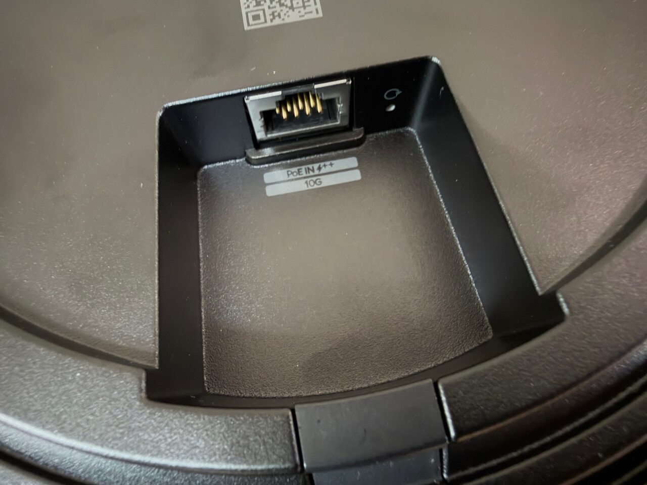 Gros plan sur le port Ethernet 10 GbE avec alimentation PoE++ de la borne UniFi U7 Pro XGS.