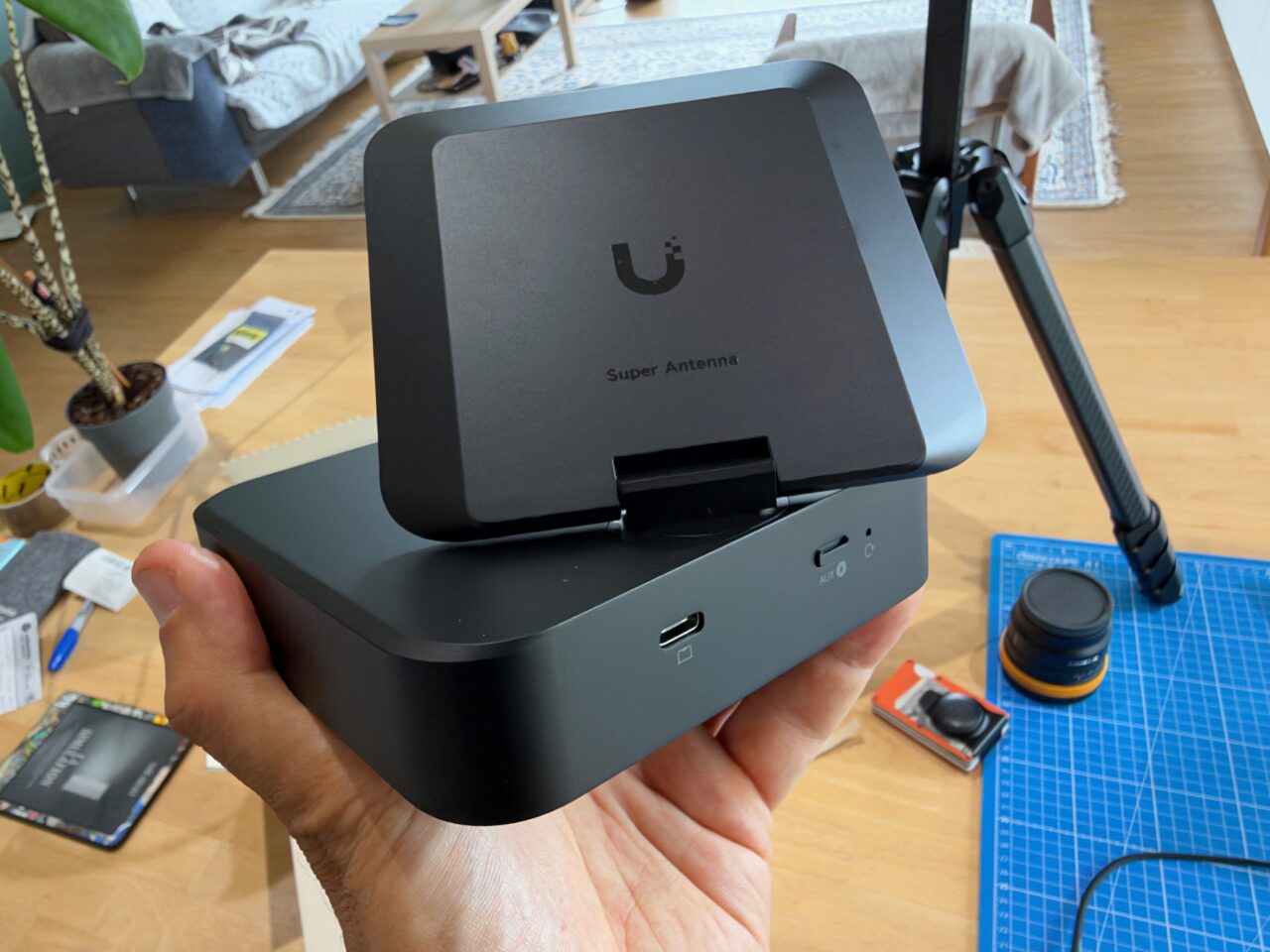 Vue des deux ports USB-C à la base du UniFi AirWire, sous son antenne relevée.